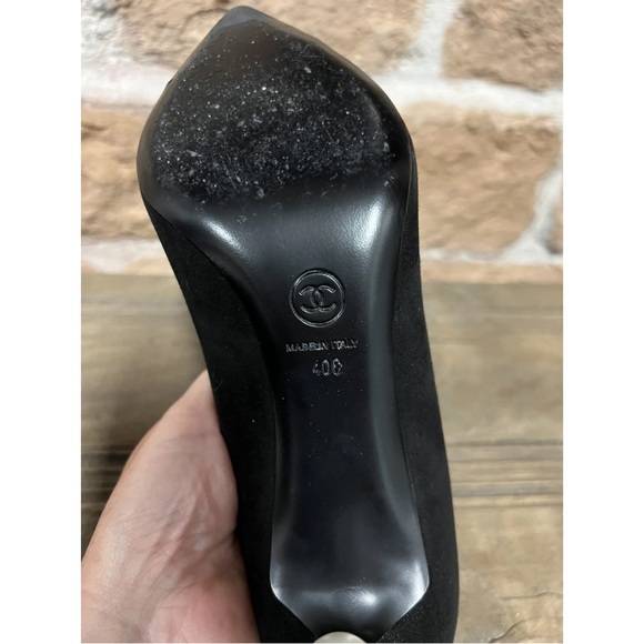 Like new CHANEL suede heels with cap toe and pearl - Picture 6 of 9